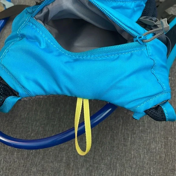 Camelpak Kid Mini Mule 50oz Hydration Pack. Blue | atomic blue/navy blue - Picture 3 of 10